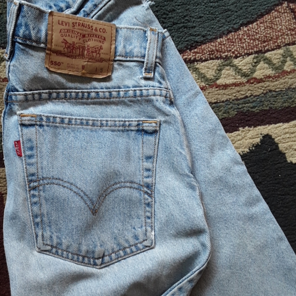 👖 VINTAGE LEVI’S 550’s Hi-Rise Lt Wash DISTRESSED UniSex Tapered Denim Jeans